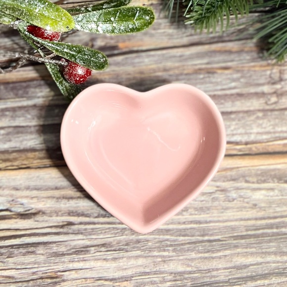 Handmade Mini Soap - Snow Flakes heart shape PINK glass tray SWEATER WEATHER💕❄️ - Picture 4 of 4